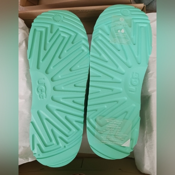 🔥 Todays Special Ugg Classic Clear Mini Waterproof Boots size 6 Youth/7.5 Women - Picture 10 of 13